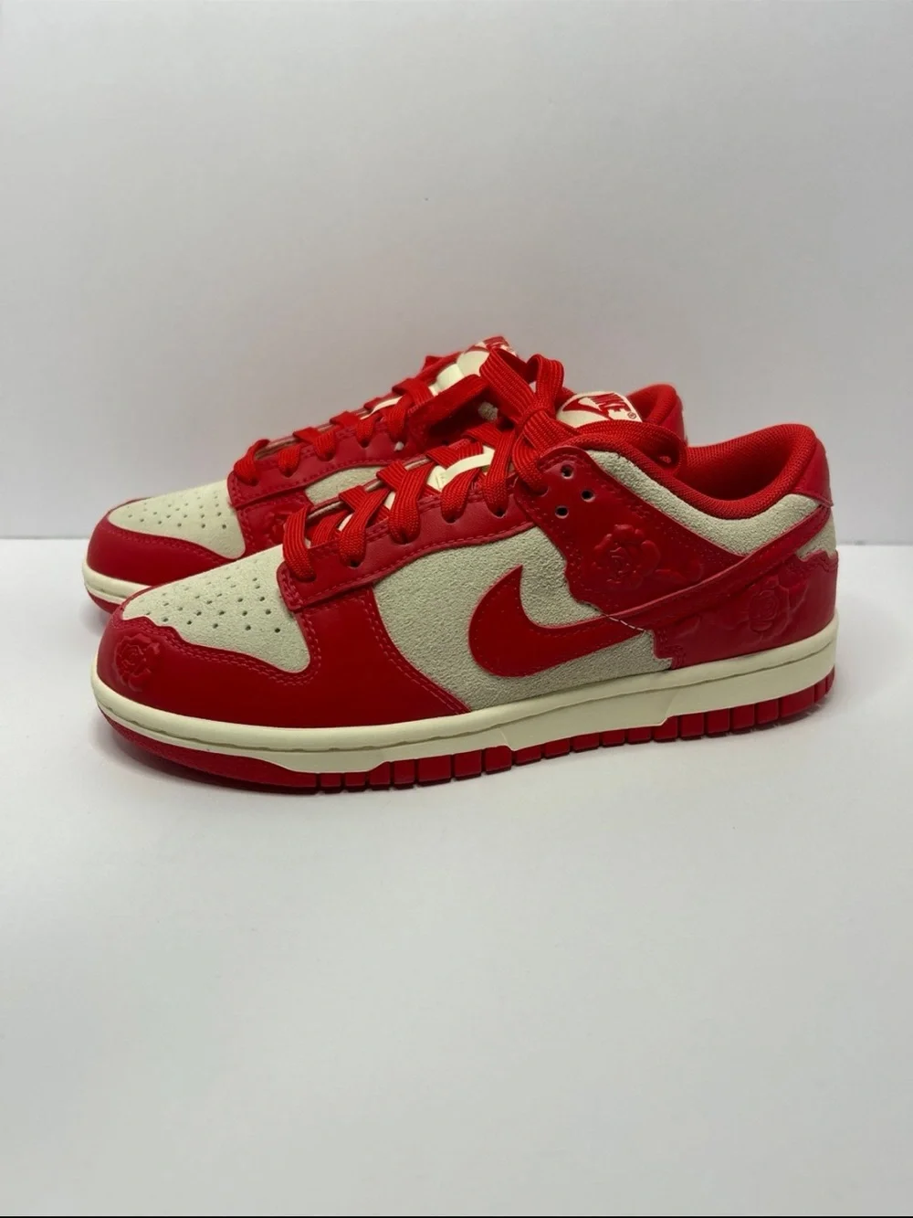 Nike Men's Low-Top Sneakers in Red and Cream Roses